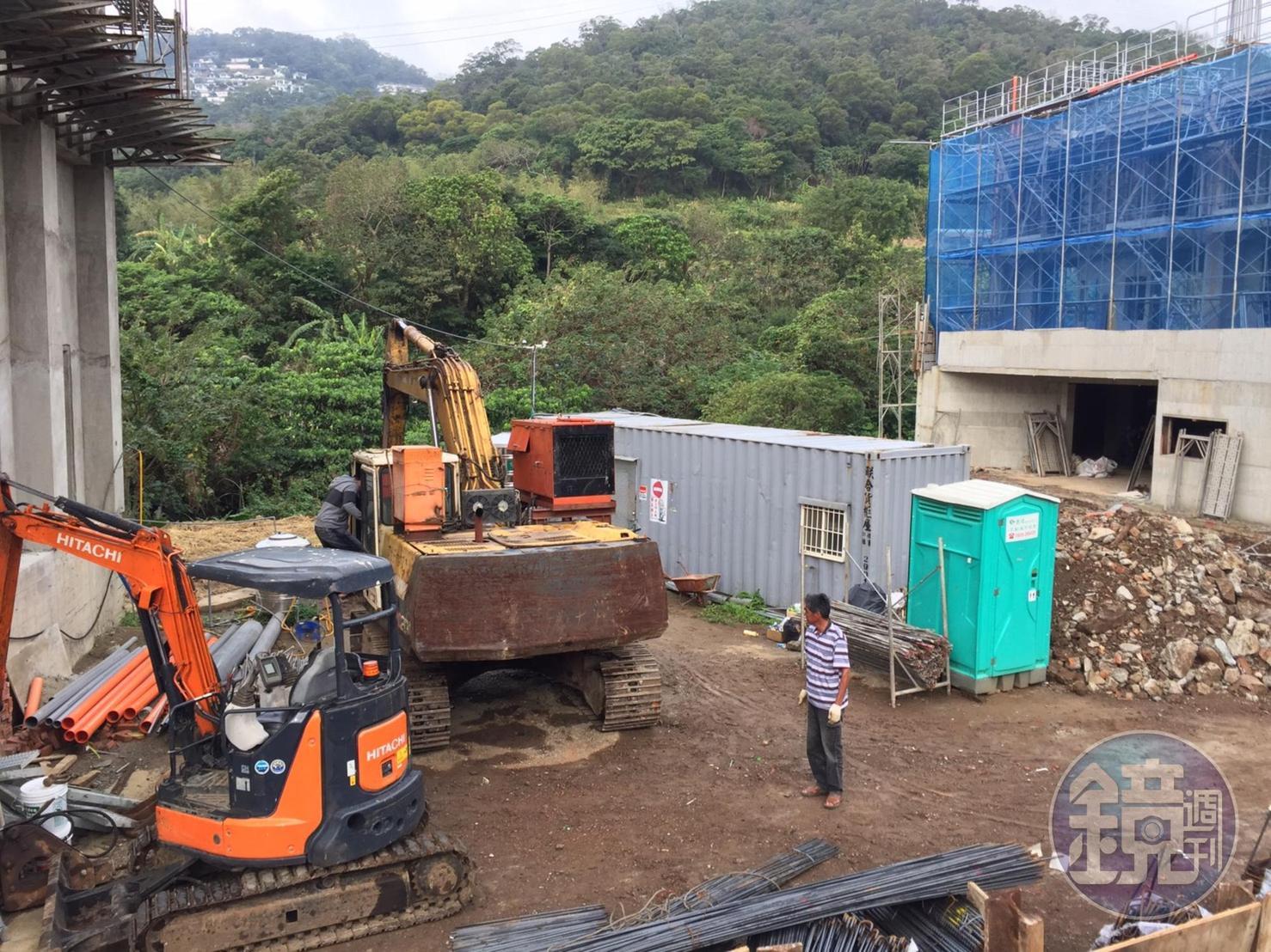 興建中的2棟道場建物因建照逾期仍未停工,被居民檢舉違法施工。(爆料民眾提供)