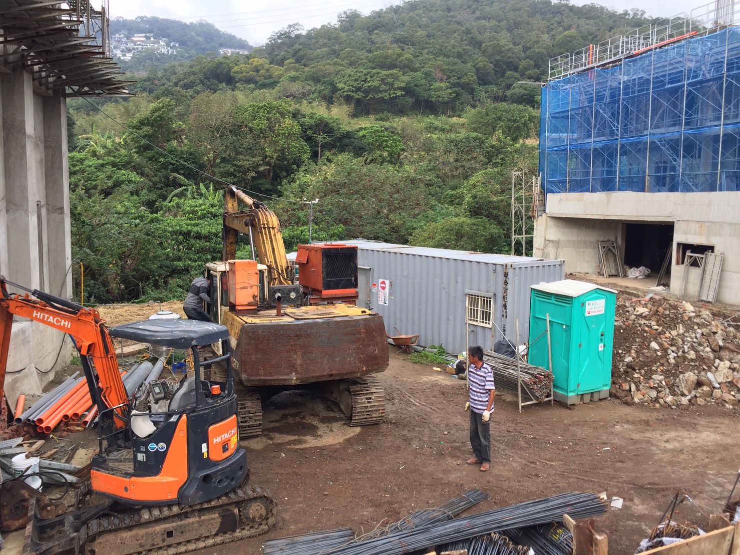 興建中的2棟道場建物因建照逾期仍未停工，被居民檢舉違法施工。（爆料民眾提供）