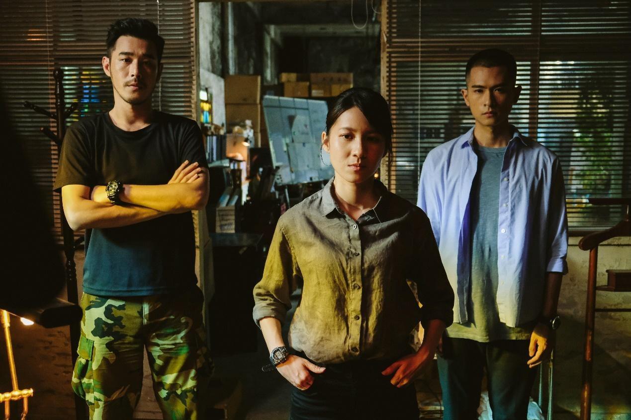 石知田(右起)、連俞涵、黃騰浩在《妖怪人間》劇中飾演「特民處」專員,負責與妖怪溝通。(世界柔軟提供)