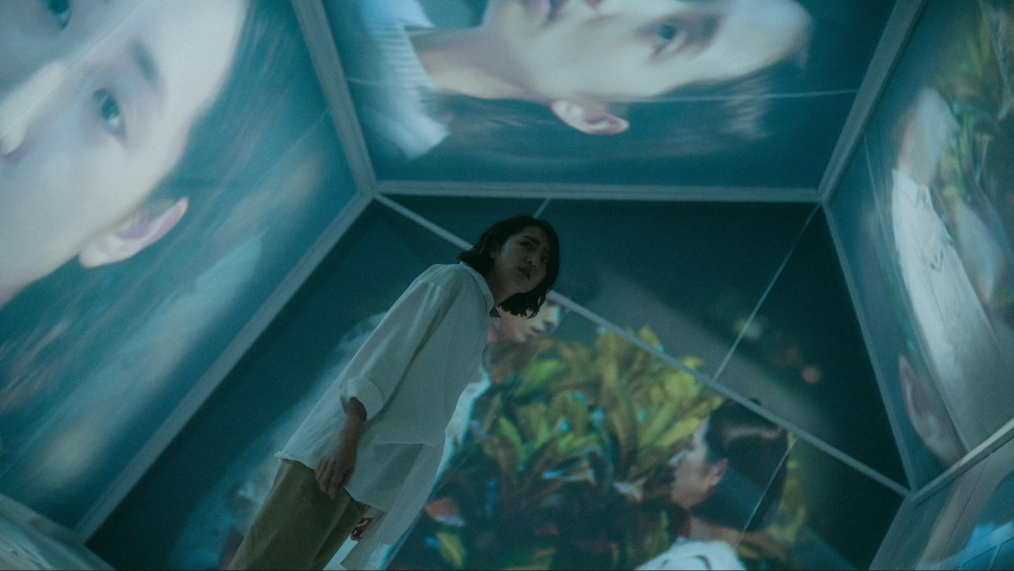 為呈現《想見你》中的心房,美術執導曾提出幾種方案,最終決定以白色布幕搭配靜態照片與動態投影。(三鳳製作與福斯傳媒提供)