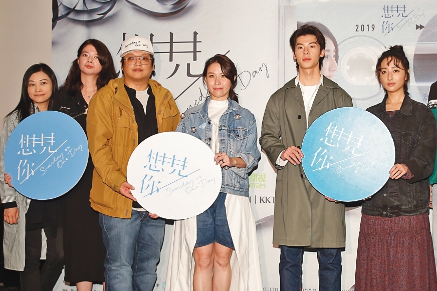 柯佳嬿(右)以《必娶女人》奪下金鐘獎視后,新作《想見你》再度與編劇簡奇峯(左三)、林欣慧(左二)合作。