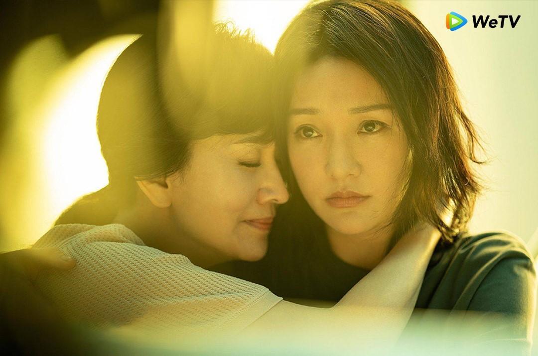 趙雅芝（左）在《不完美的她》演出周迅生母。（WeTV提供）