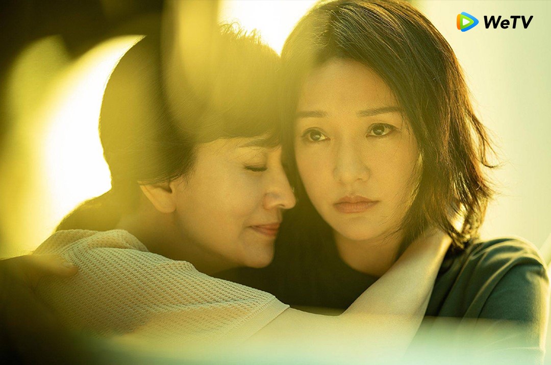 趙雅芝(左)在《不完美的她》演出周迅生母。(WeTV提供)