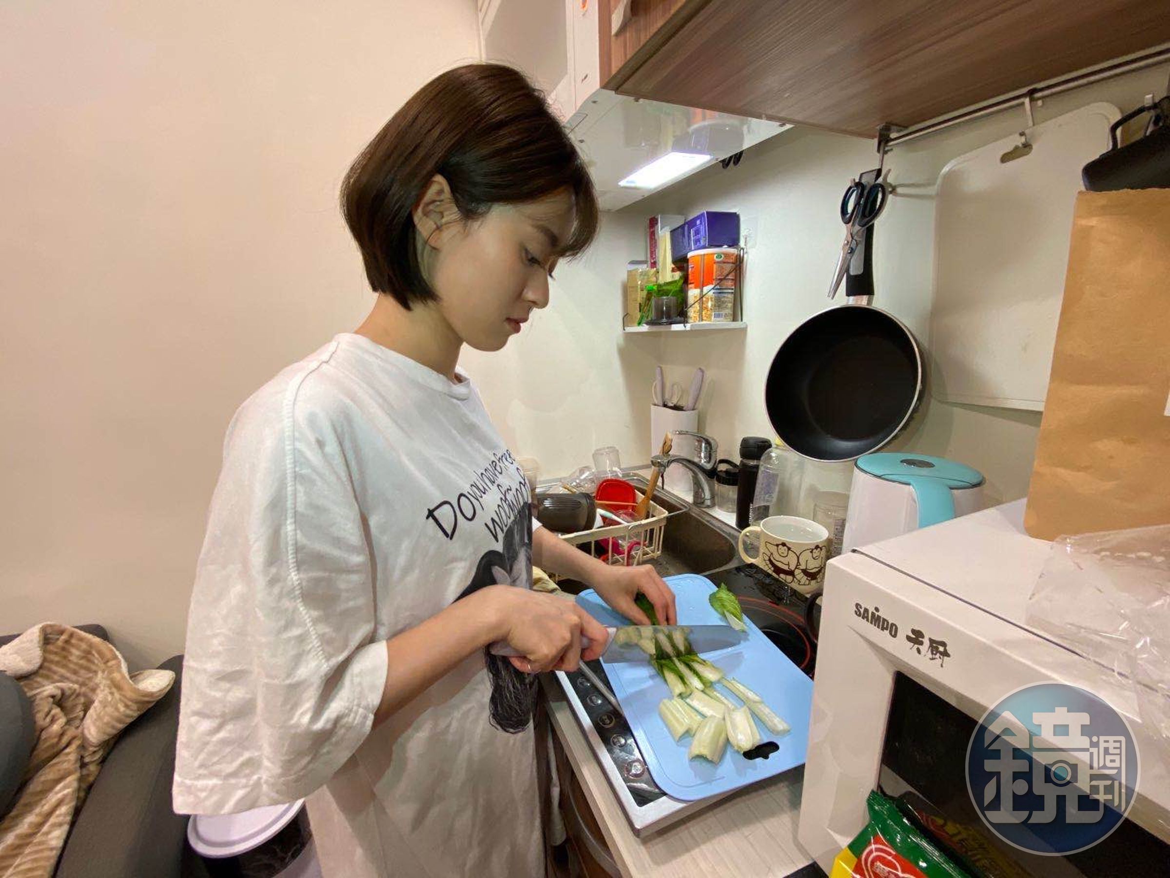 邱偲琹不用工作宅在家，抗疫期間不出門的她，一日三餐自己下廚。（周子娛樂提供）