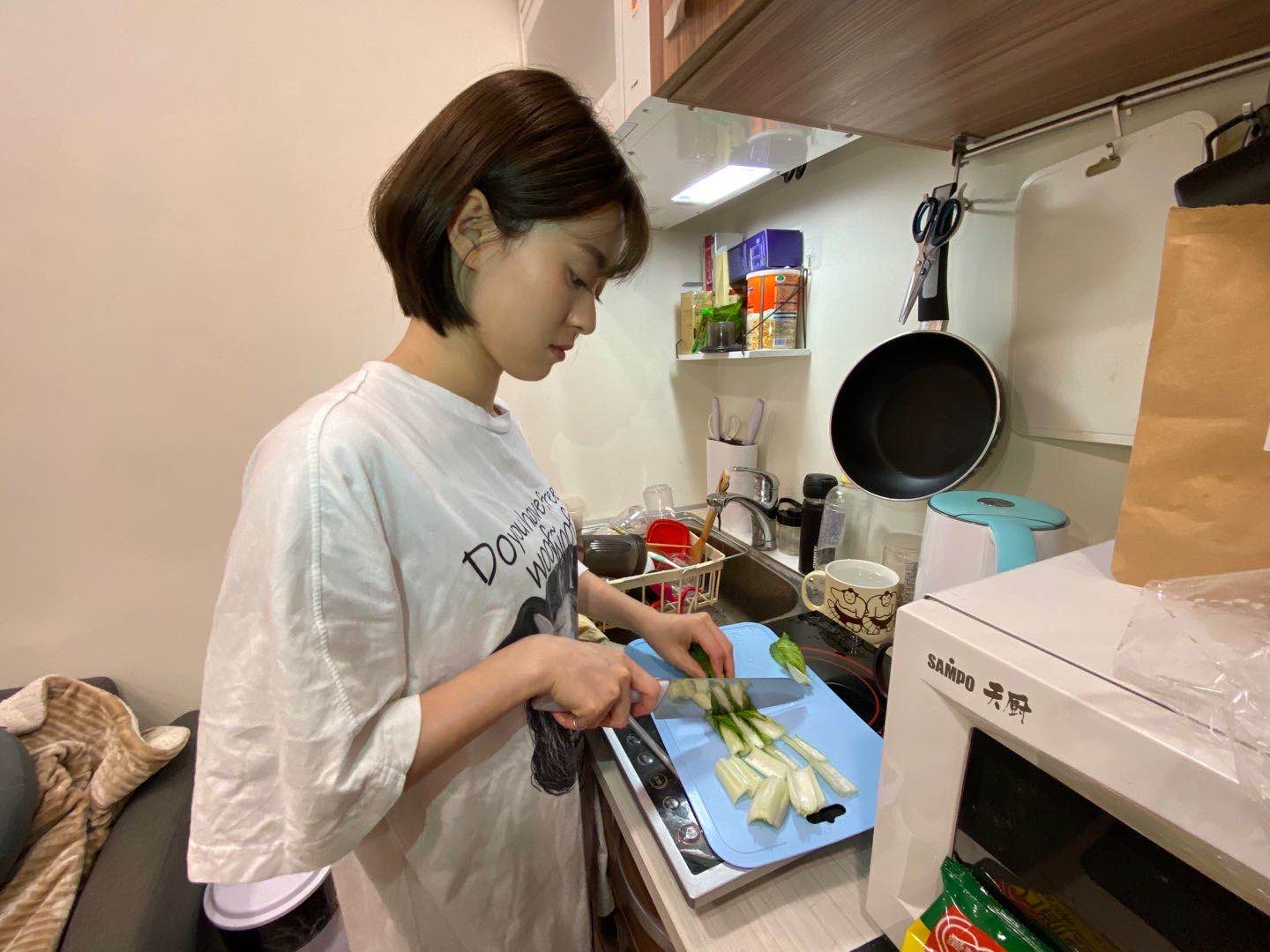 邱偲琹不用工作宅在家，抗疫期間不出門的她，一日三餐自己下廚。（周子娛樂提供）