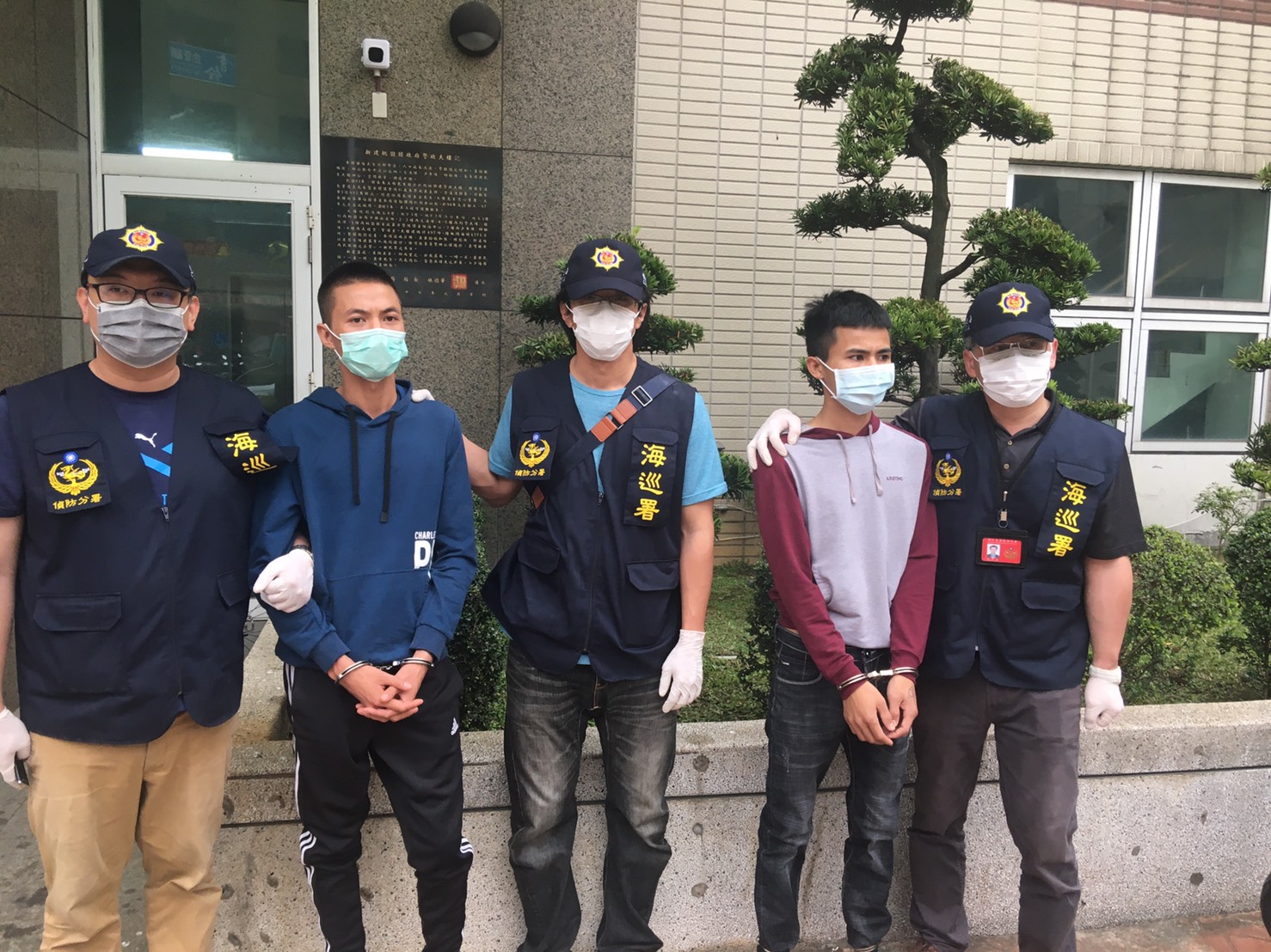 海巡署將逃跑的越南偷渡客送回拘留所。(海巡署提供)