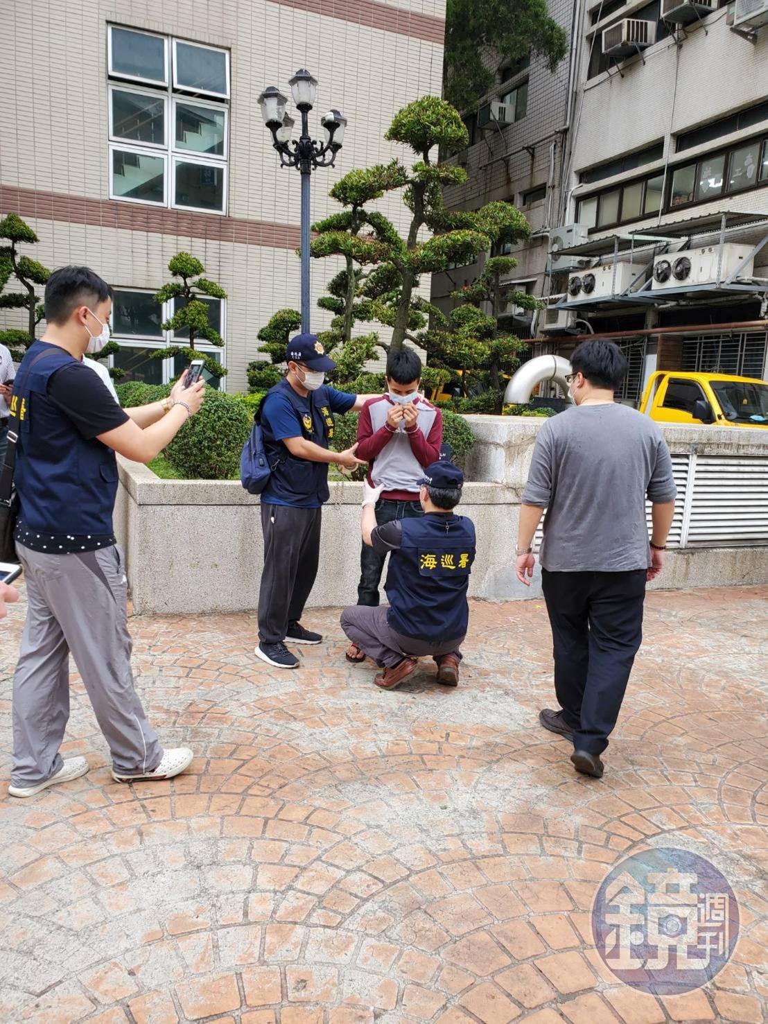 海巡人員對偷渡客進行搜身。