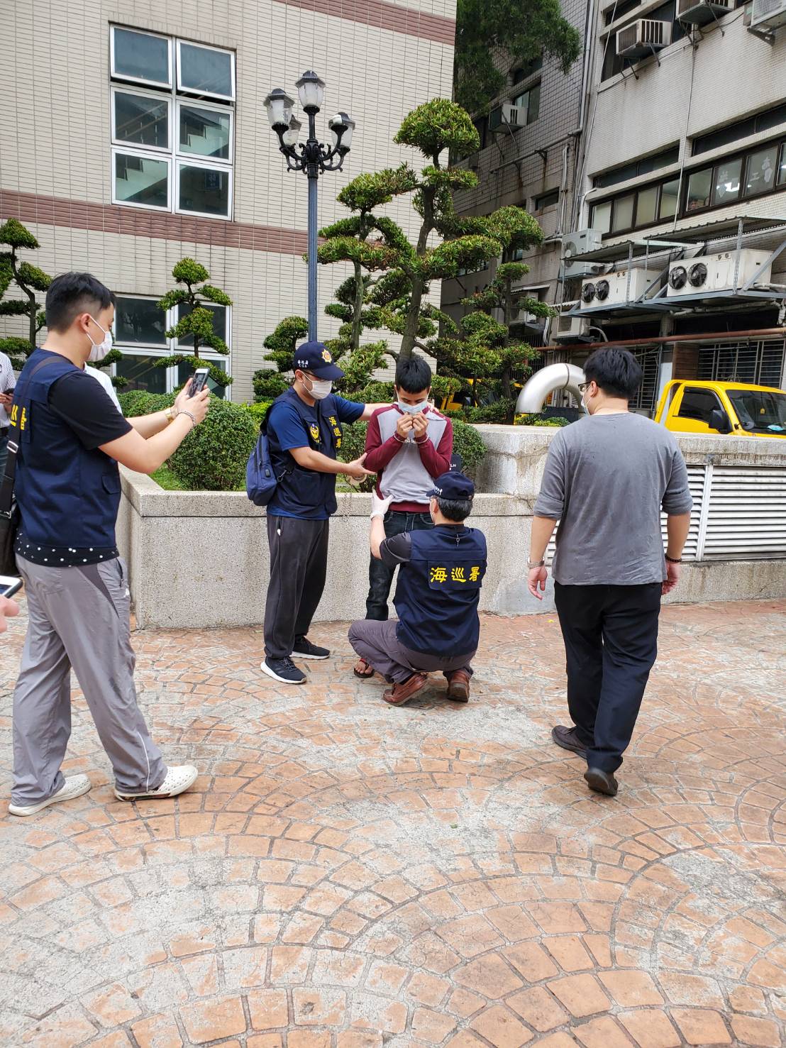 海巡人員對偷渡客進行搜身。