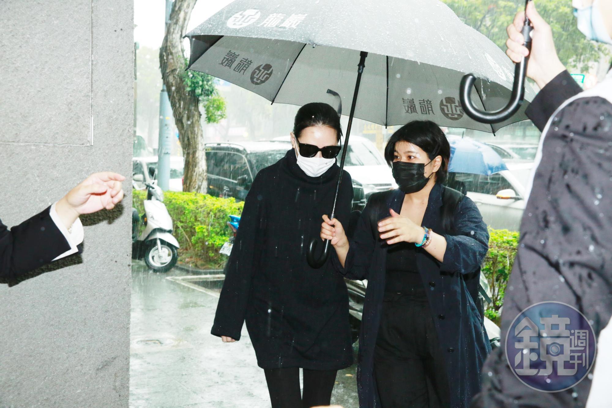 小S冒著滂沱大雨來到劉真靈堂。
