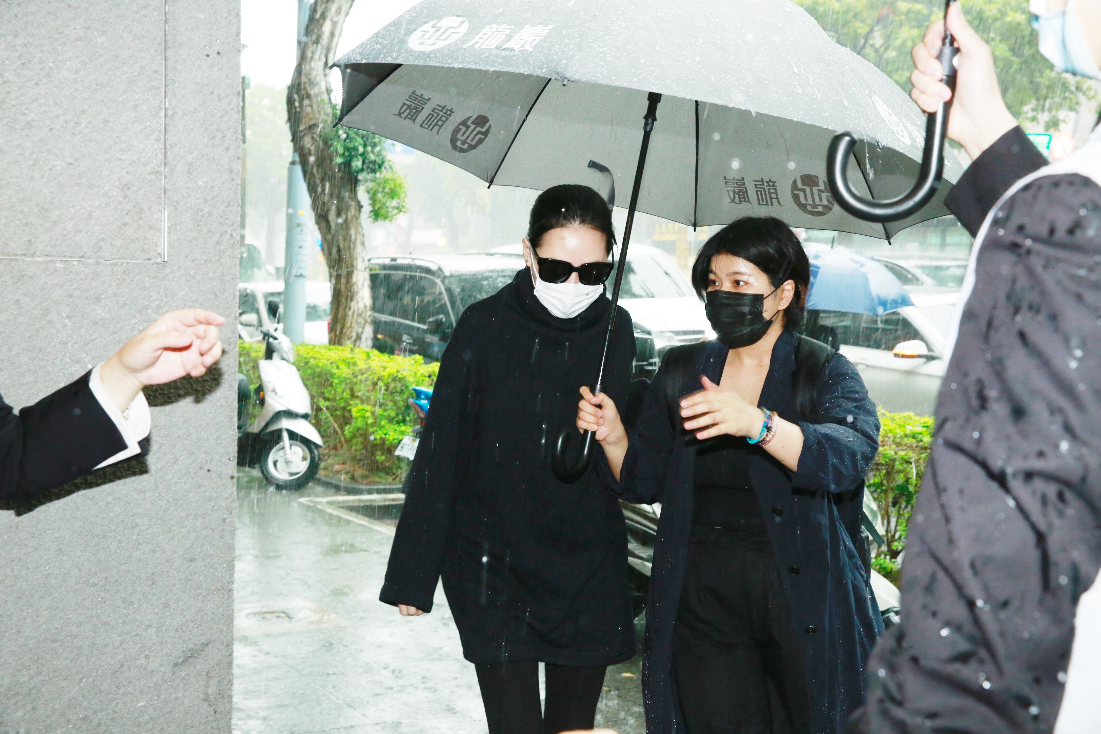 小S冒著滂沱大雨來到劉真靈堂。