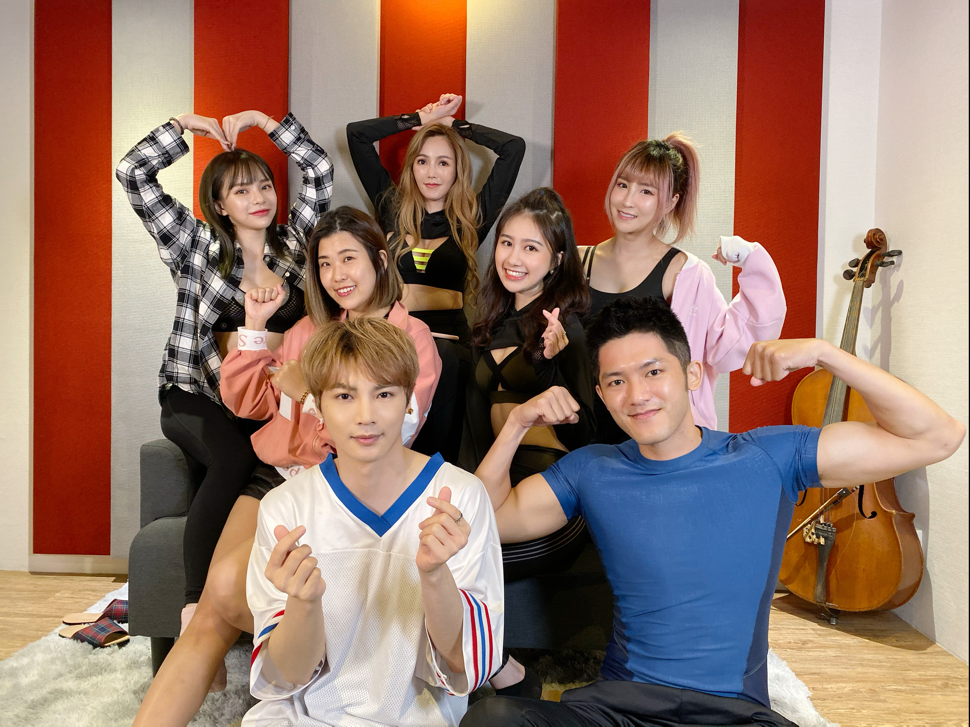 古曜威陪伴粉絲走出憂鬱，揪女神們，線上教學居家運動抗病毒。前左起古曜威、Adam，中排左起木星、馨亞，後排左起斯亞、拐拐、布丁。（單純夢想文創提供）