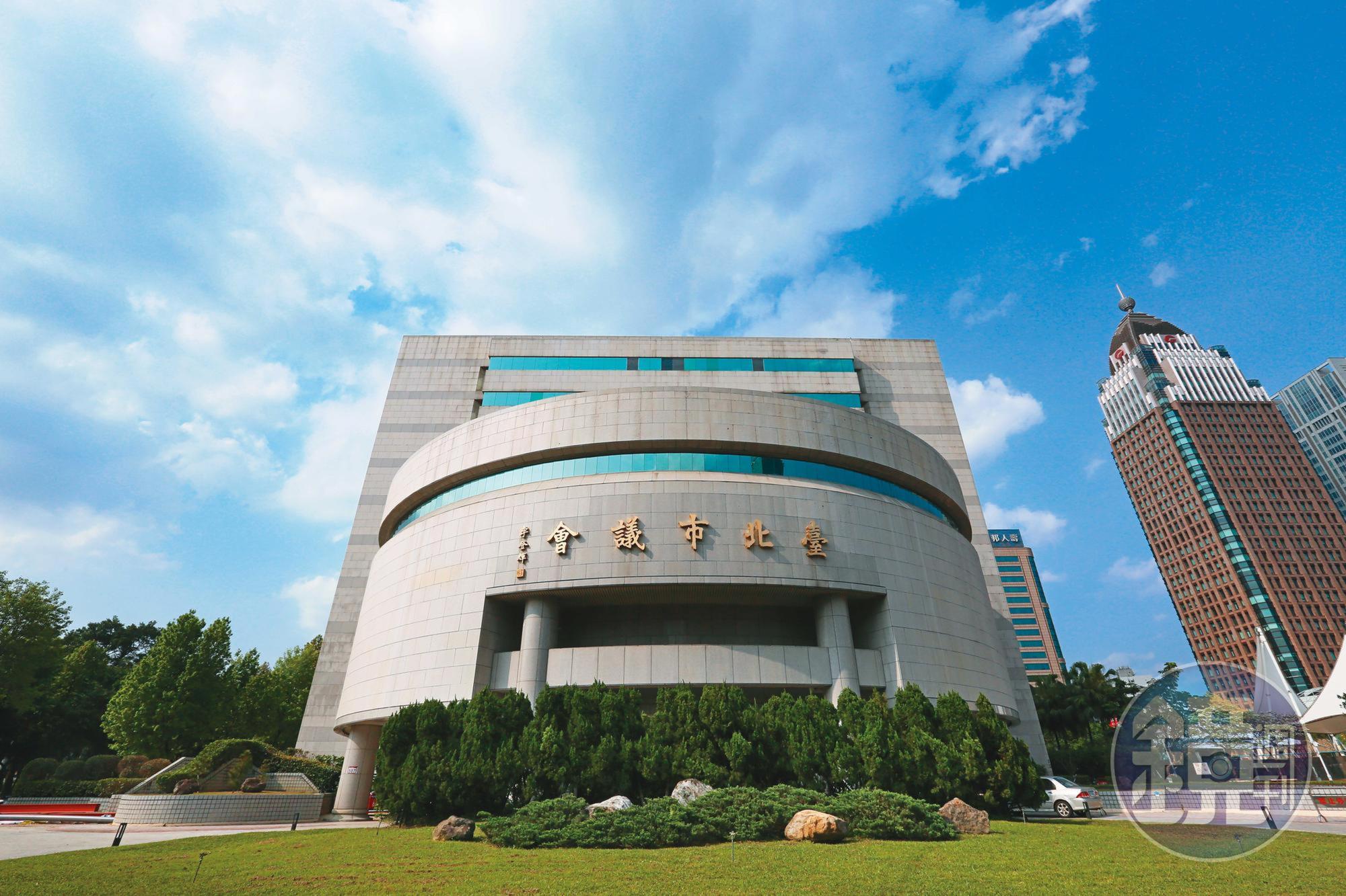 台北市議會爆發女警上演鬥爭戲碼,不僅辱罵同仁,還造謠長官貪汙。