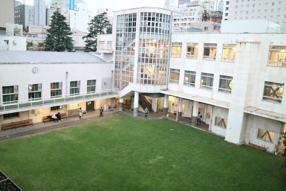 漫才少爺是吉本興業的藝人，該公司位於東京的辦公室是由廢棄小學改建。（翻攝自worklifeinjapan.net）