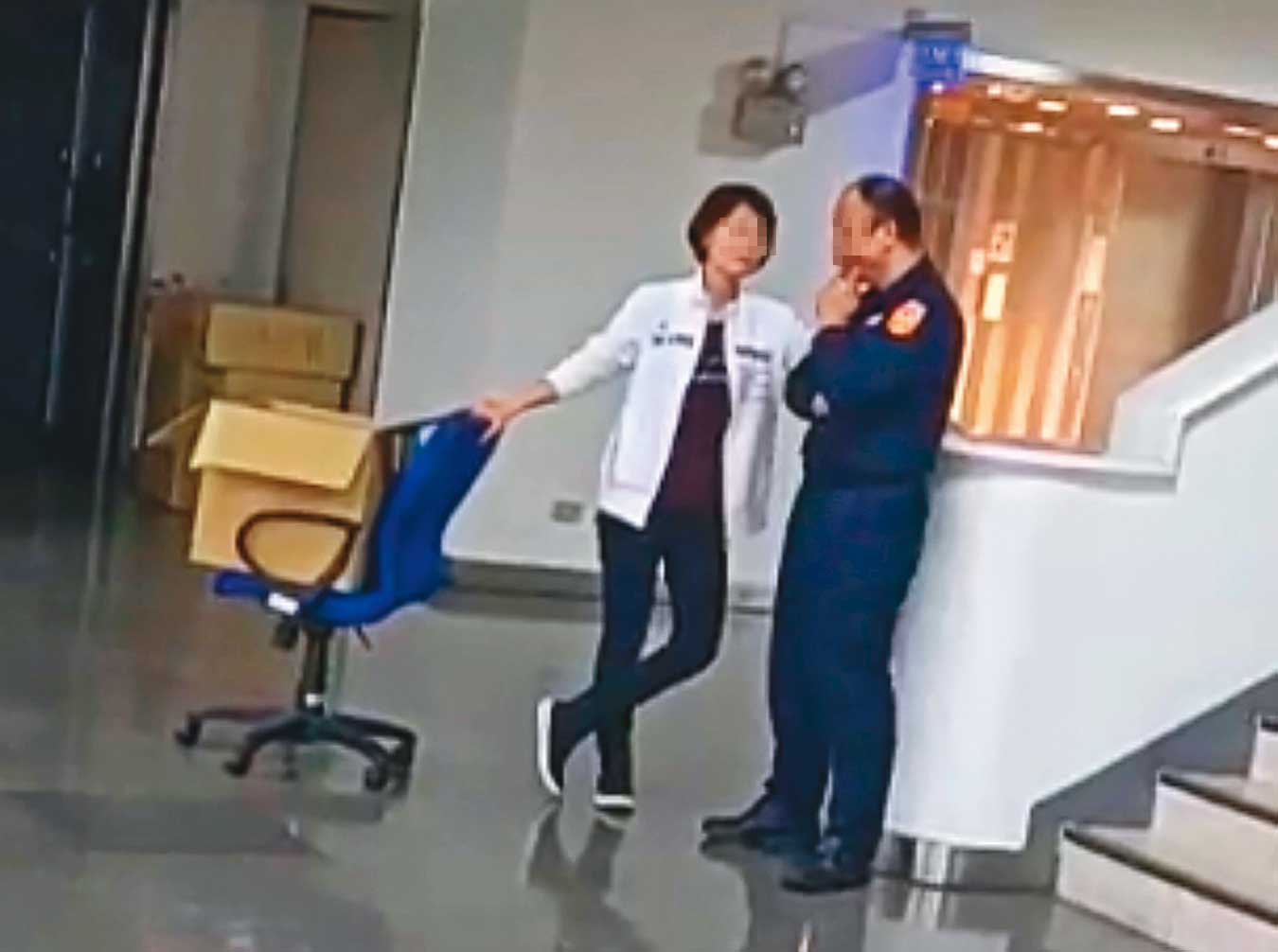 許女（左）個性敢怒敢言，因認為班表不公等事由，槓上駐警隊長官、同事。