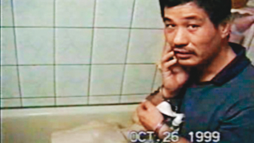 吳應弘回到作案現場，模擬殺害母女3人後在浴缸內分屍的情形。（翻攝畫面）