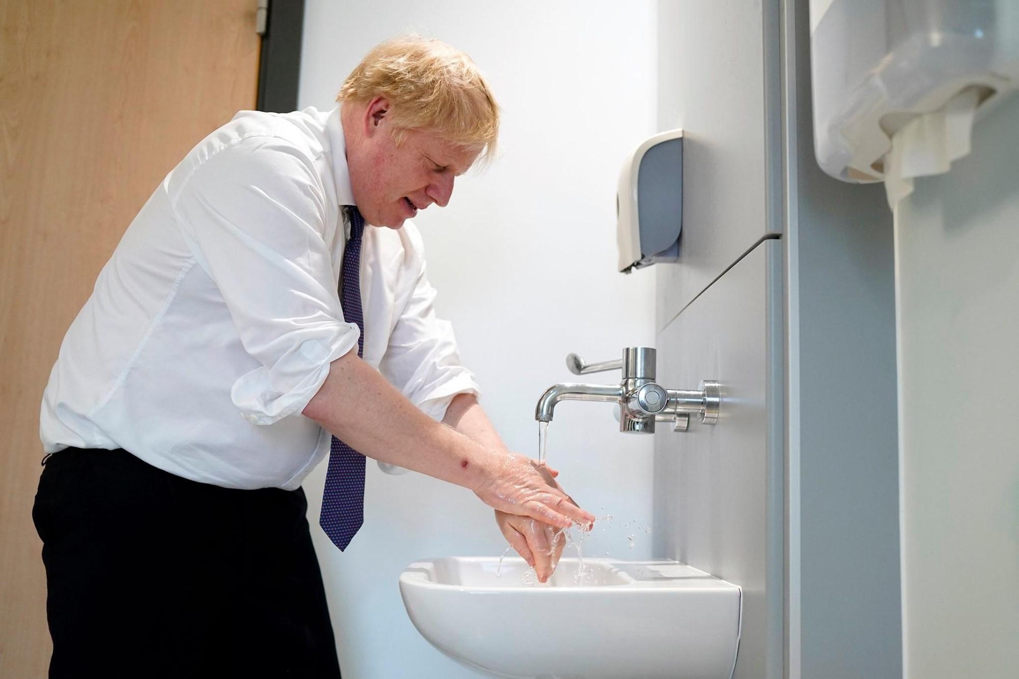 英國首相強生(Boris Johnson)傳出武漢肺炎陽性反應,圖為強生示範洗手。(翻攝自Boris Johnson臉書)