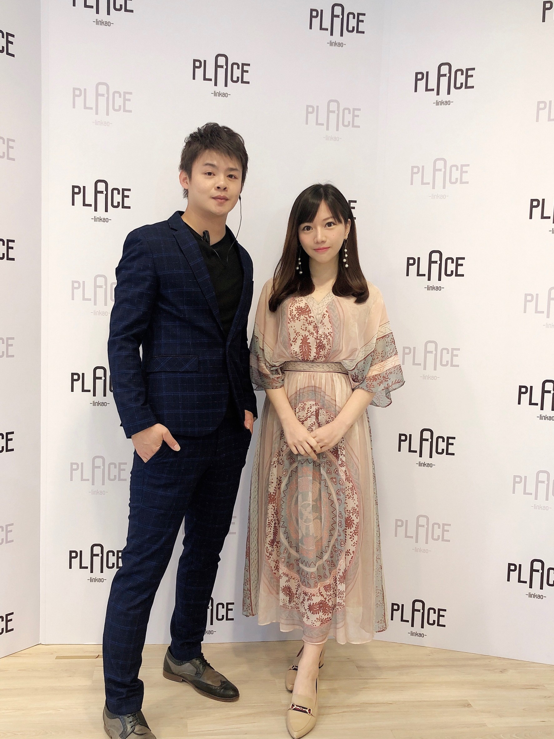 蔡尚樺和Aplace Hair老闆Andy合照，笑說想體驗骨骼剪裁變成瓜子臉。（Aplace Hair提供）