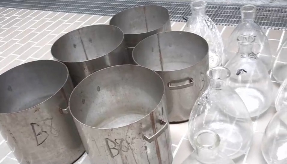 警方查扣製毒用的大鐵鍋10個,巨型燒杯17個。(翻攝畫面)