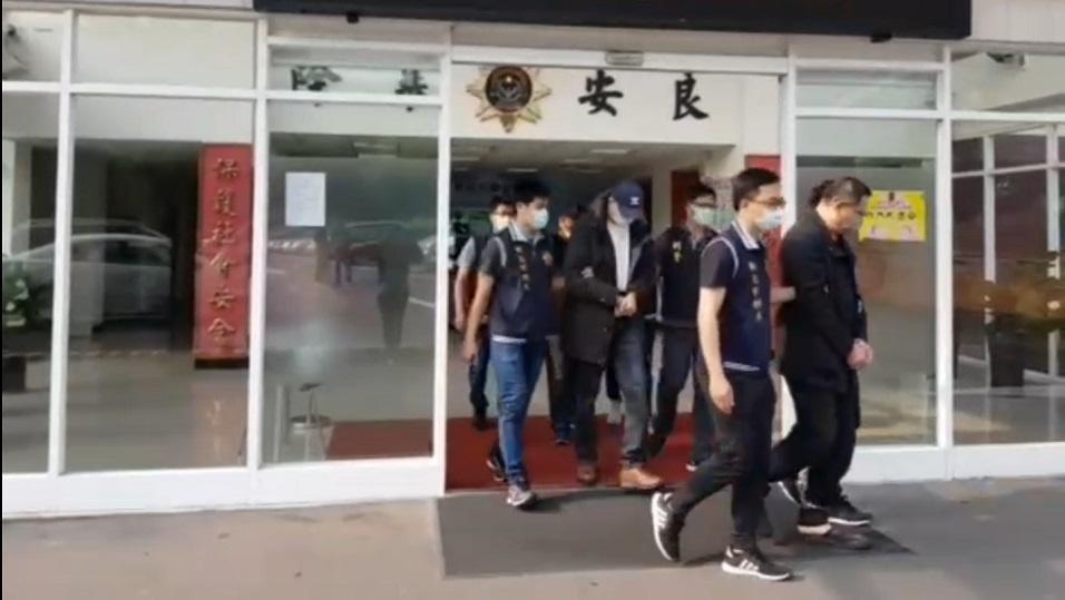 警方逮捕製毒的李姓、張姓及倪姓3名犯嫌（按前後順序）。（翻攝畫面）