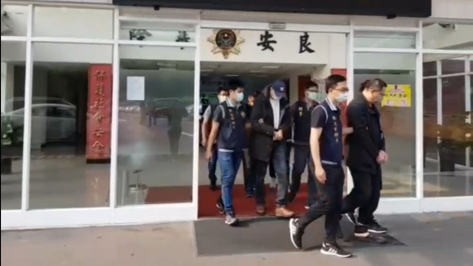 警方逮捕製毒的李姓、張姓及倪姓3名犯嫌(按前後順序)。(翻攝畫面)