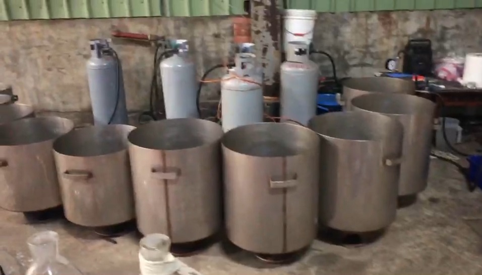新北市破獲K他命製毒工廠,現場放著瓦斯桶、快速爐、大鐵鍋等製毒器具。(翻攝畫面)