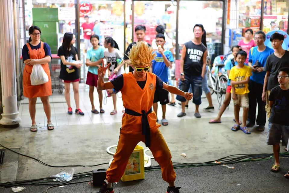 一身七龍珠人物悟空造型在街頭登場，是兔兔的招牌特色。（兔兔提供）
