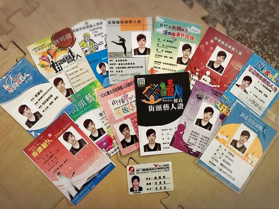 街頭藝人李彥宏僅花2年半的時間就考取全台19個縣市街頭證照,可說是全台第一人。(兔兔提供)