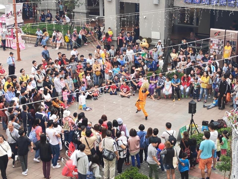兔兔的街頭演出在南台灣闖出名號,曾獲得台南市文化局局長葉澤山賞識。(兔兔提供)