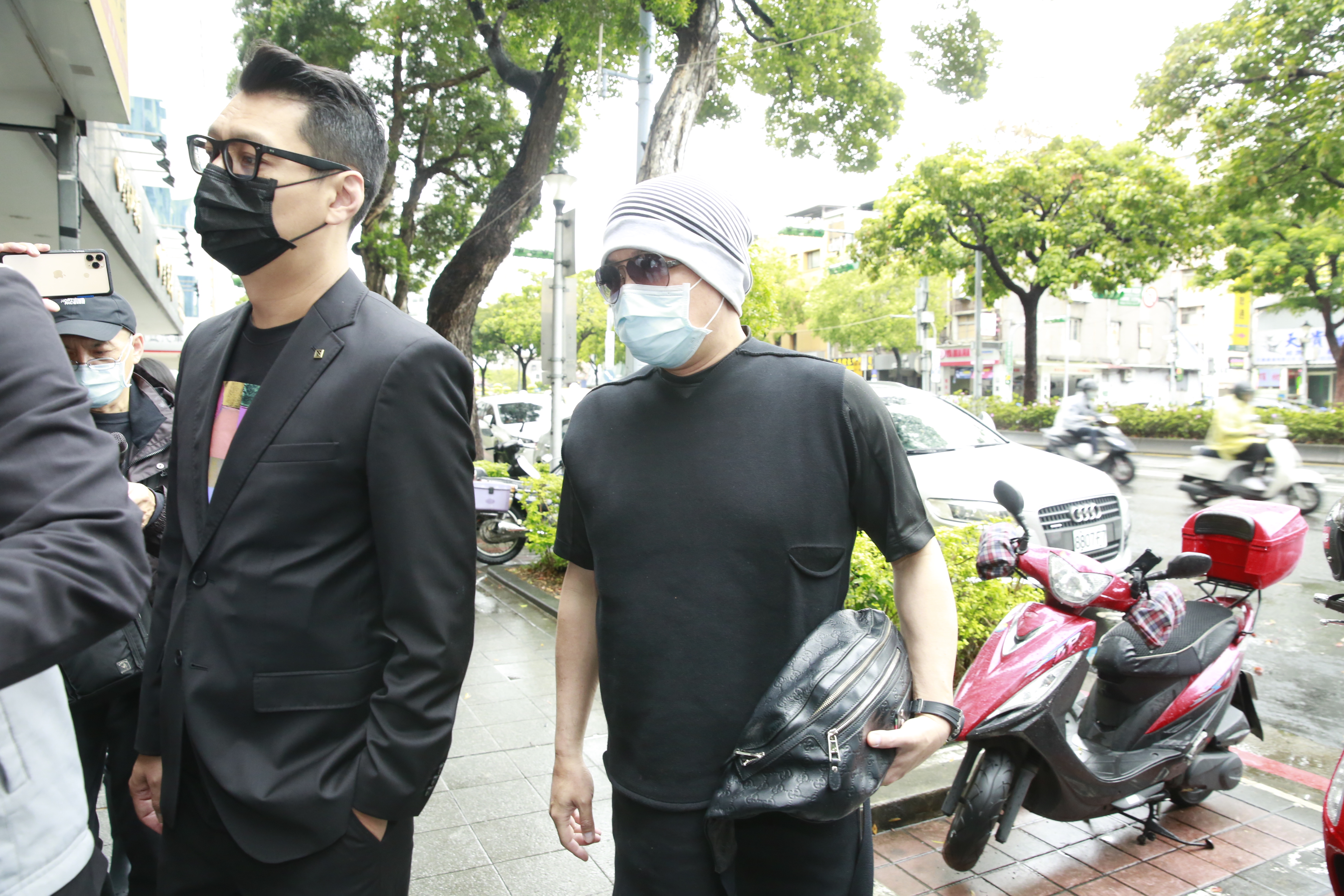 聶雲（左）、曾國城，一起到劉真靈堂。