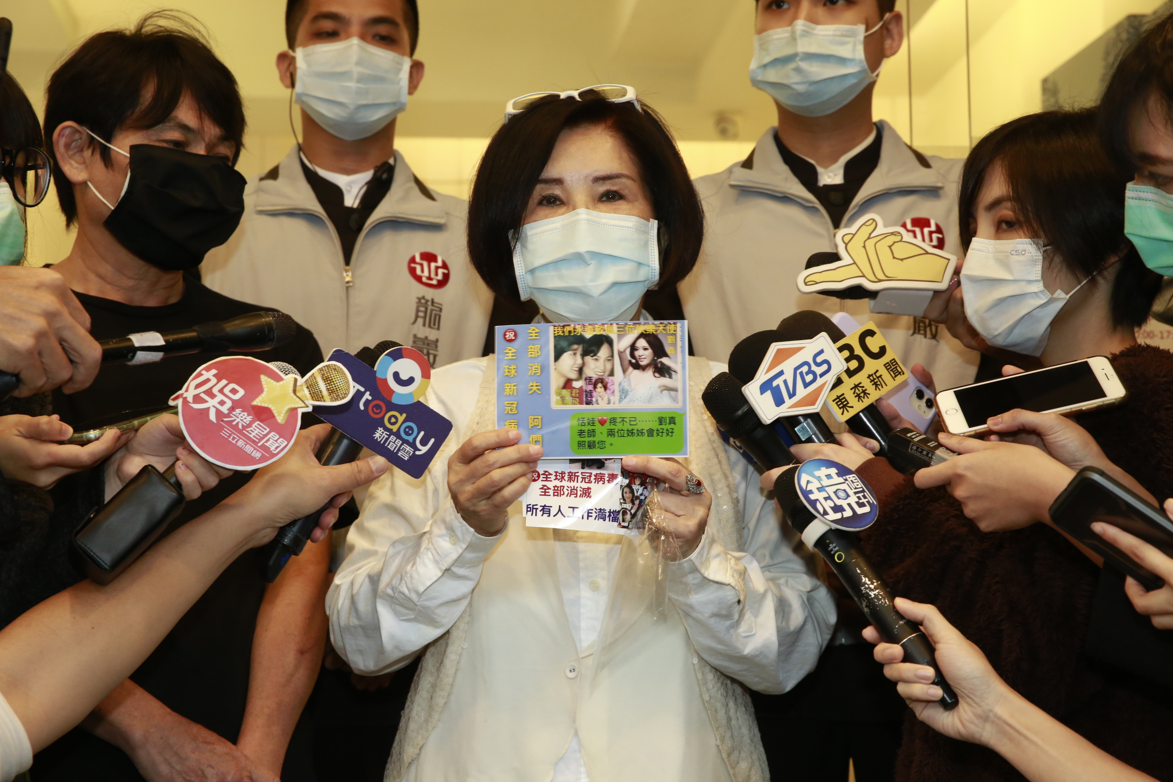 恬娃（中）自備小圖卡，把鳳飛飛、鄧麗君、劉真都合成在一張圖上，表示鳳飛飛、鄧麗君都會在天上照顧劉真。