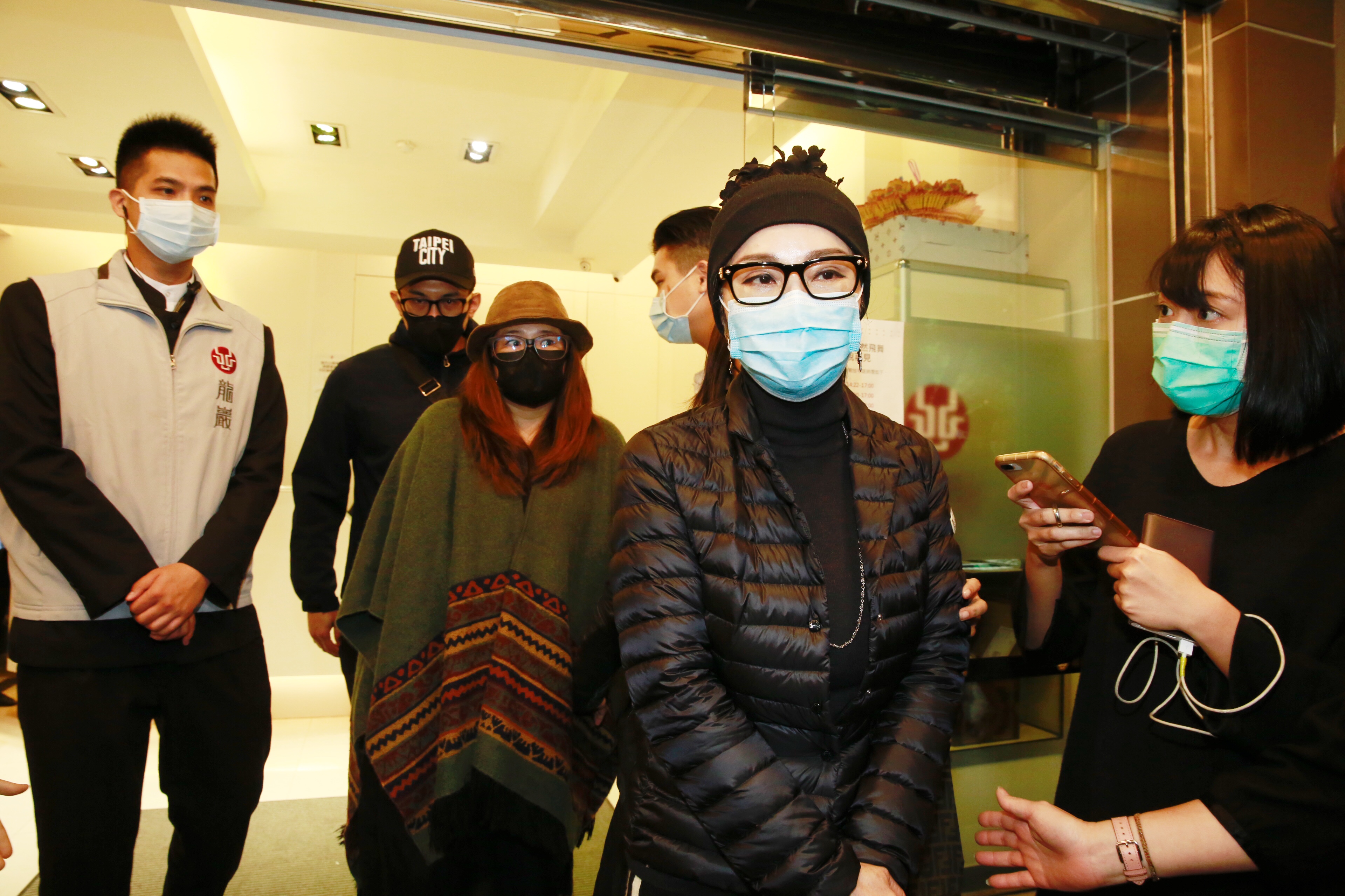 陳美鳳（中）、羅美玲（左）都是2011年美加訪問團，與辛龍熟識。