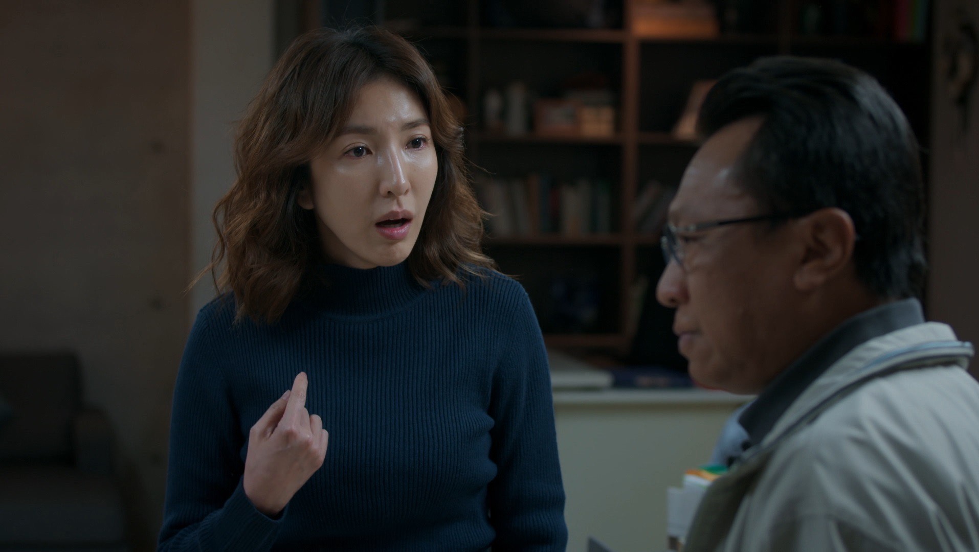 楊謹華在報社內質問主管游安順戲碼，發飆大罵「你知道這對我打擊有多大？」，最後全身發抖、痛哭。（公視提供）