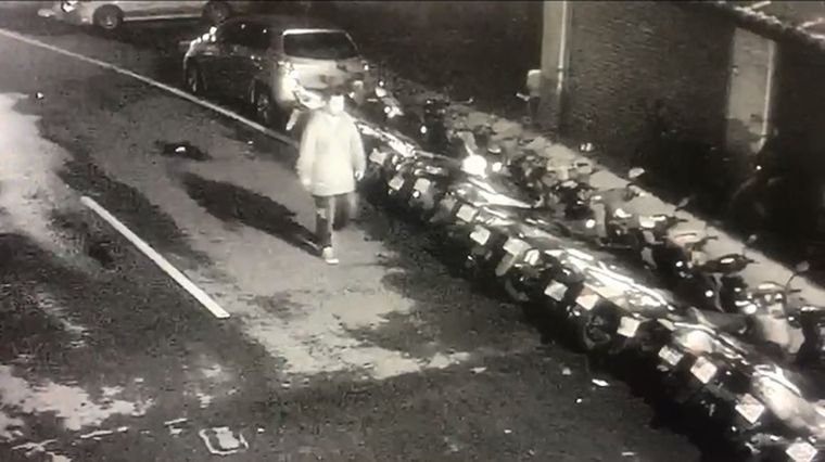 蘇男在路上埋伏約一小時，直到劉男現身才上前堵人，讓檢警懷疑其動機不單純。（翻攝畫面）