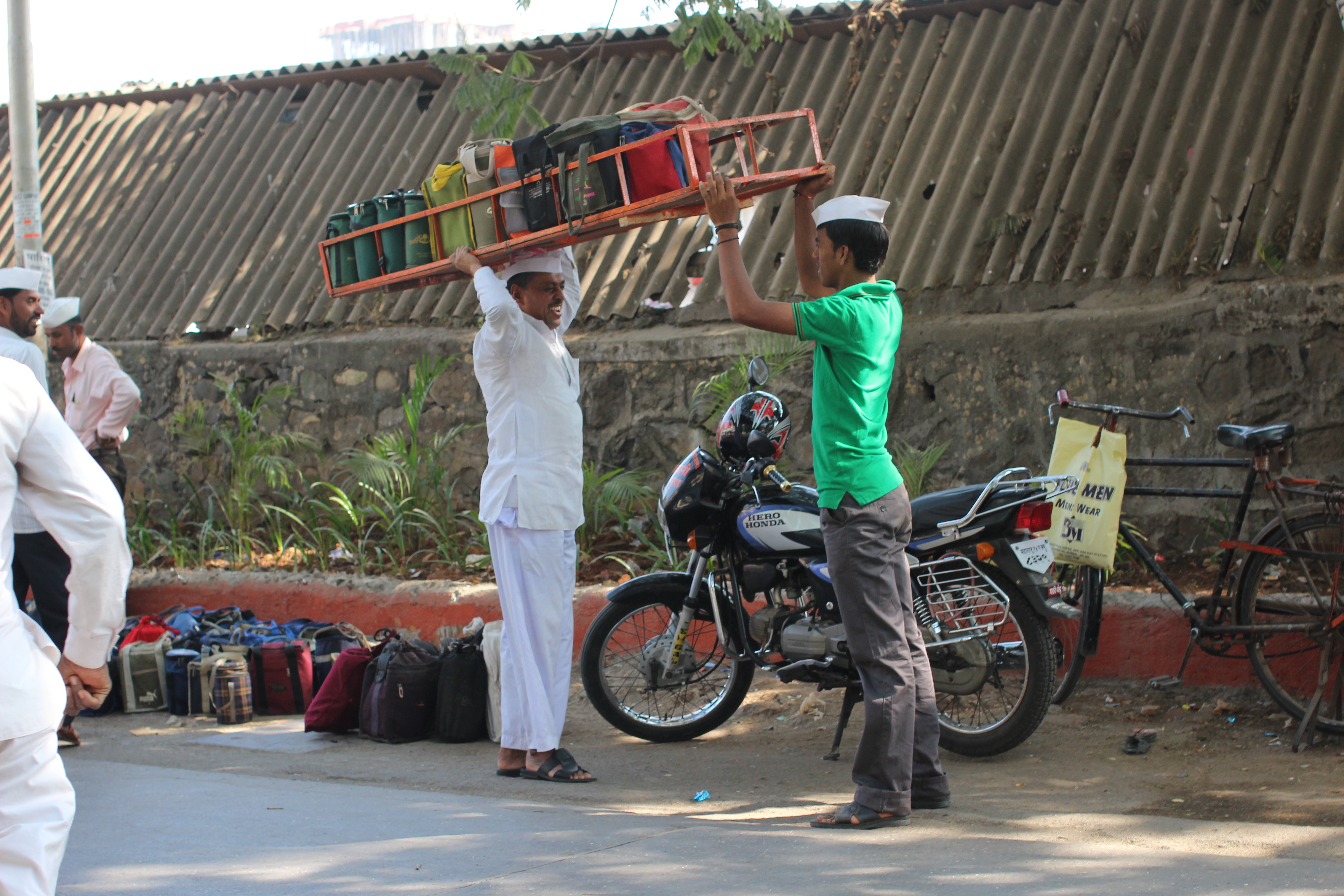 印度封鎖令實施的前幾天，警方也阻撓外送平台的外送員送貨。圖為孟買的午餐餐盒外送員。（東方IC）