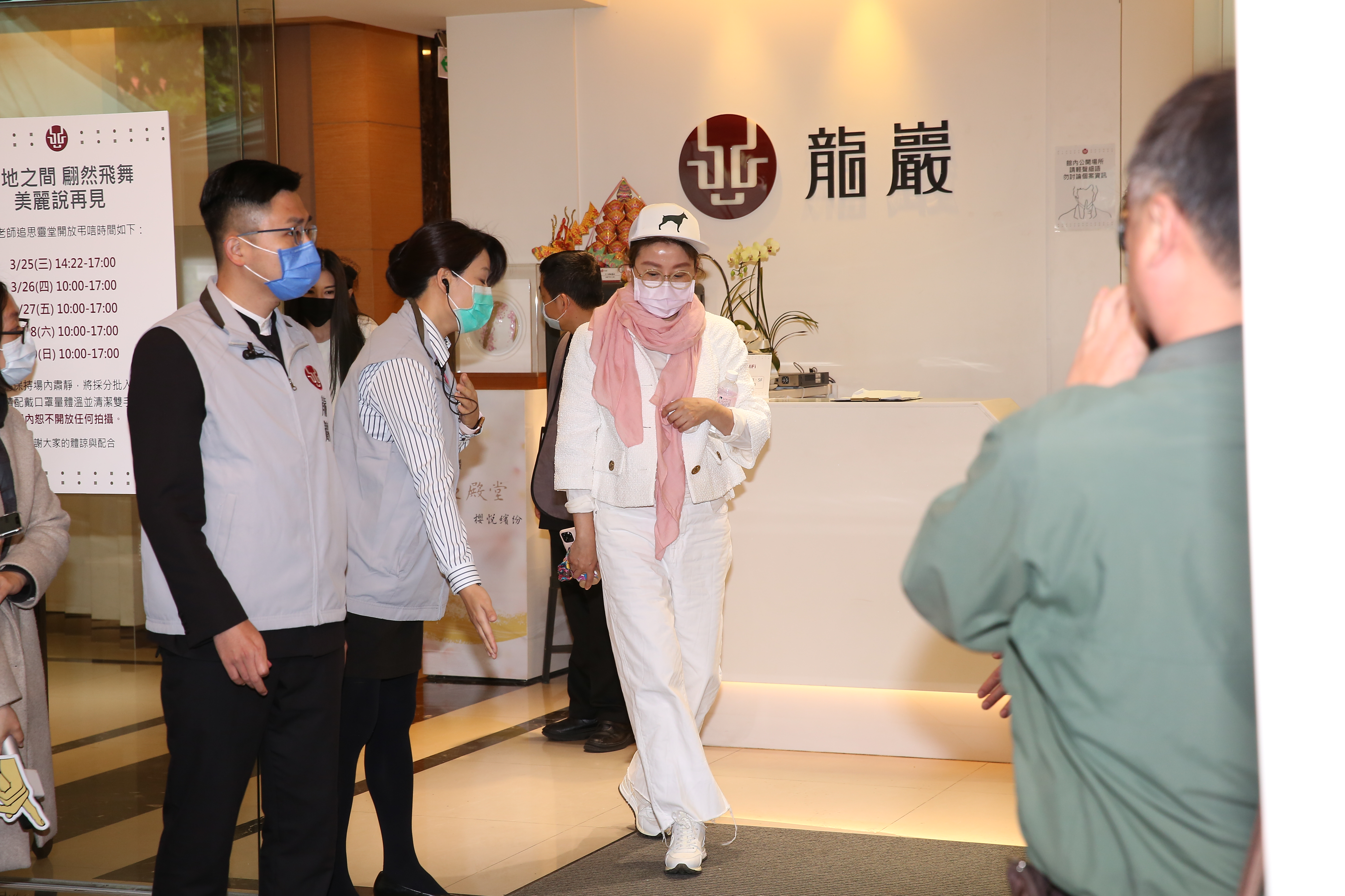 藍心湄與「女人我最大」的班底與製作單位一起到靈堂致意。