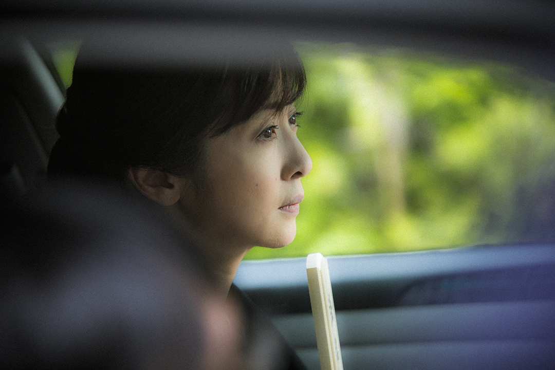 女星齊藤由貴飾演母親角色，讓導演常盤司郎的母親笑問兒子：「你覺得她跟我像嗎？」（威視電影提供）
