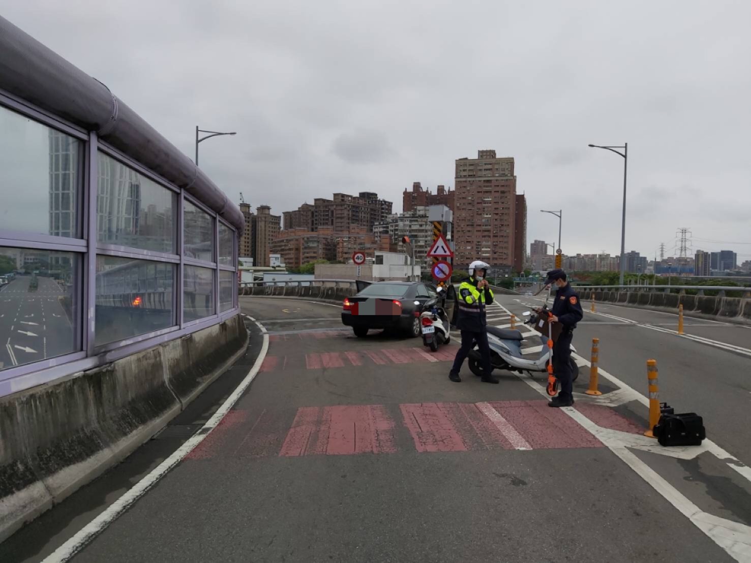 國防部前副部長王文燮駕車行經新北環快下保生路匝道口發生車禍。（翻攝自畫面）