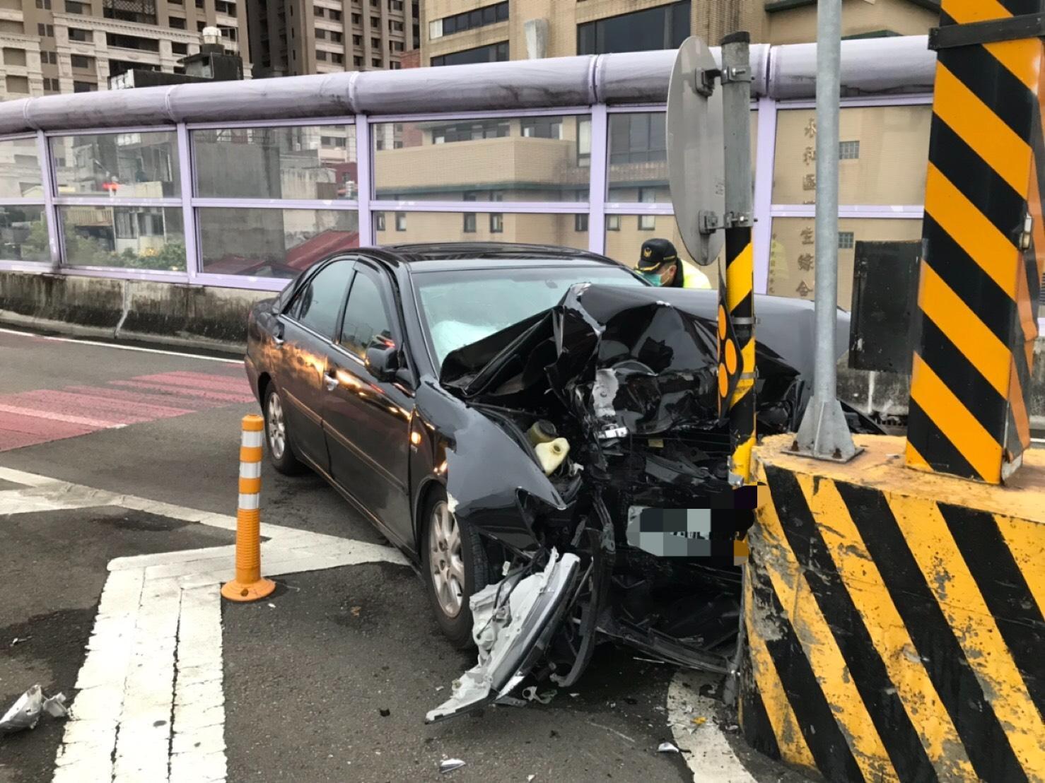 王文燮所駕車輛高速自撞護欄，車頭嚴重毀損變形。（翻攝自畫面）