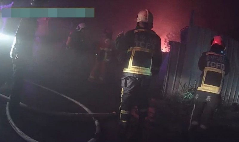 台中龍井沙田路某處空地突然起火燃燒，波及鐵皮倉庫，消防局出動60多人徹夜滅火。（消防局提供）