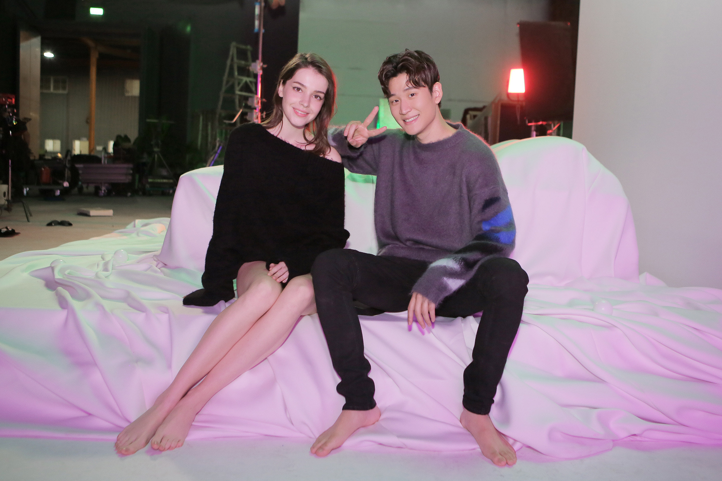 周興哲新歌〈Me and You〉MV，請出19歲俄羅斯女模入鏡。（星空飛騰提供）