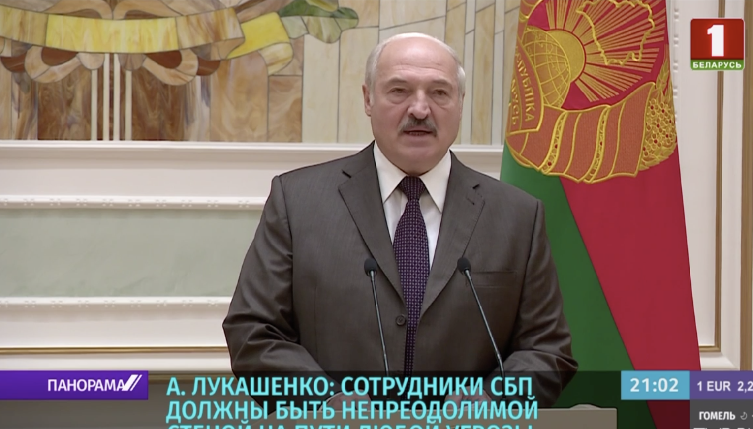 白俄羅斯總統盧卡申科，不禁公眾集會，只呼籲勤洗手、多喝酒、抽空洗三溫暖。（翻攝自ADVOKAT HIPERINFO頻道）