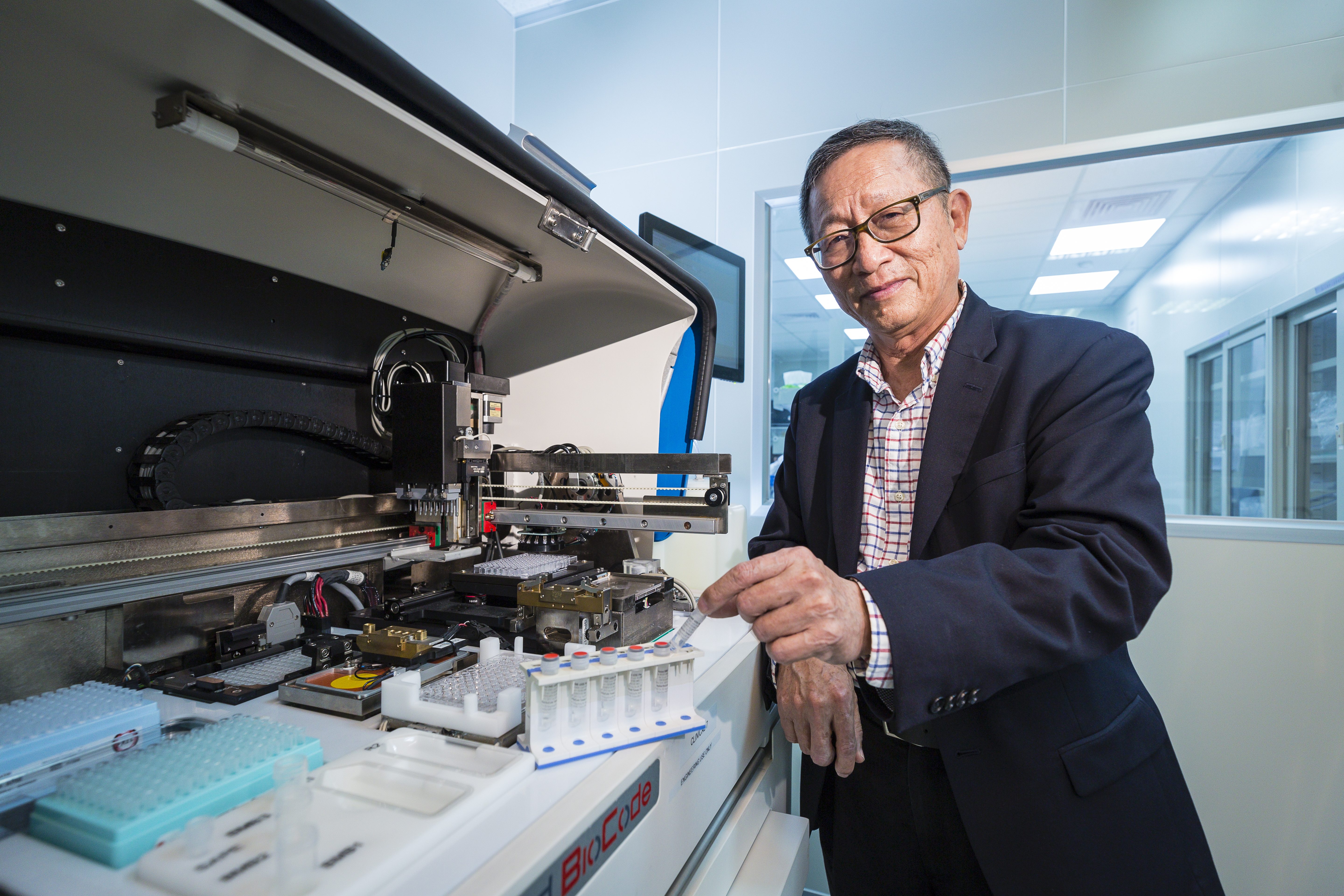 何重人2008年創立瑞磁生技，把數位條碼縮小百萬倍，挾著多元性，高通量、自動化、降低檢測成本等優勢，搶攻200億美元的檢測市場。武肺試劑也即將在4月於美上市。