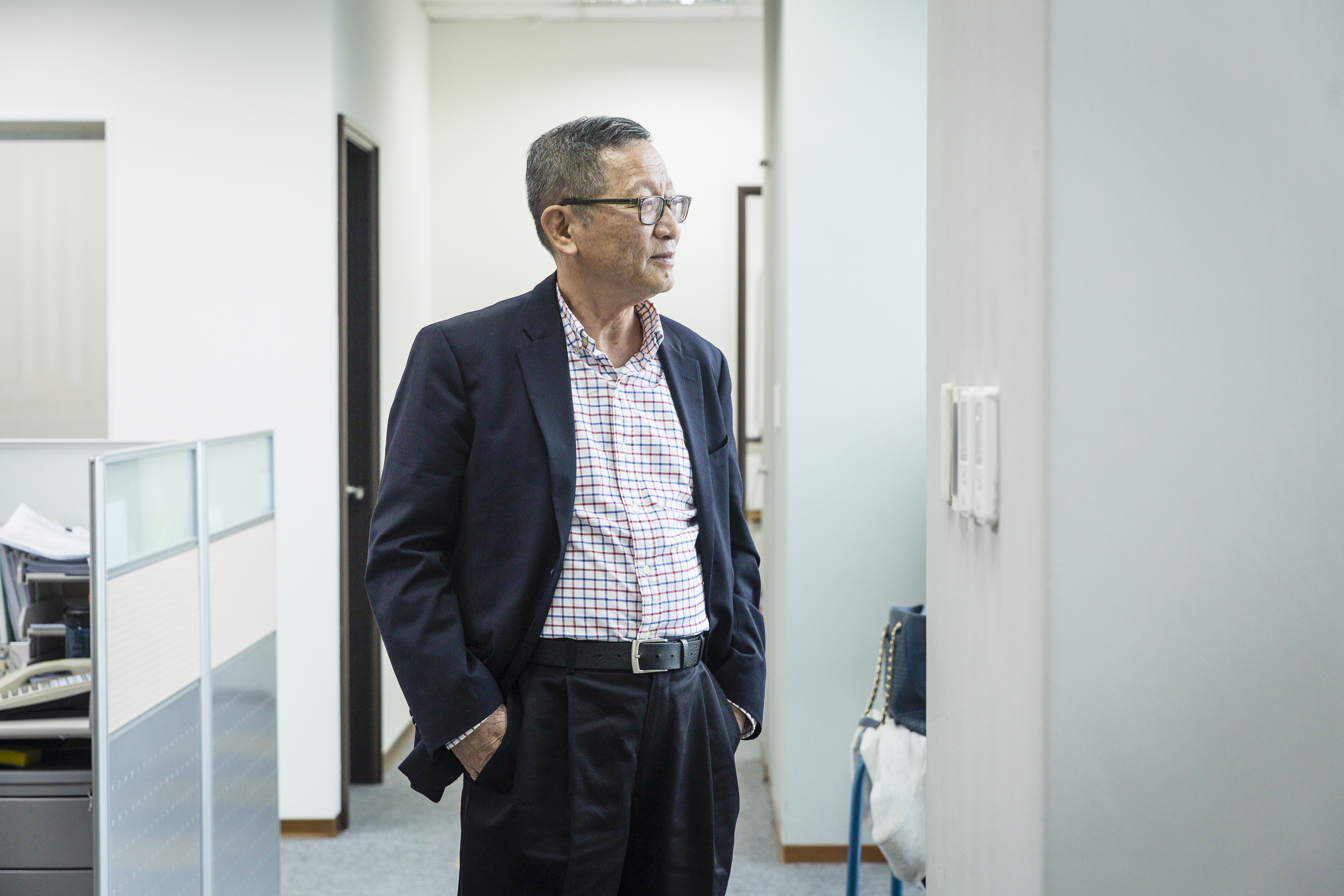 何重人的學士、碩士、博士分別攻讀化學、生化及物理,博士後研究轉戰光學,他謙虛地說:「單一領域贏不過別人,但是混合起來,可能就比他們厲害。」