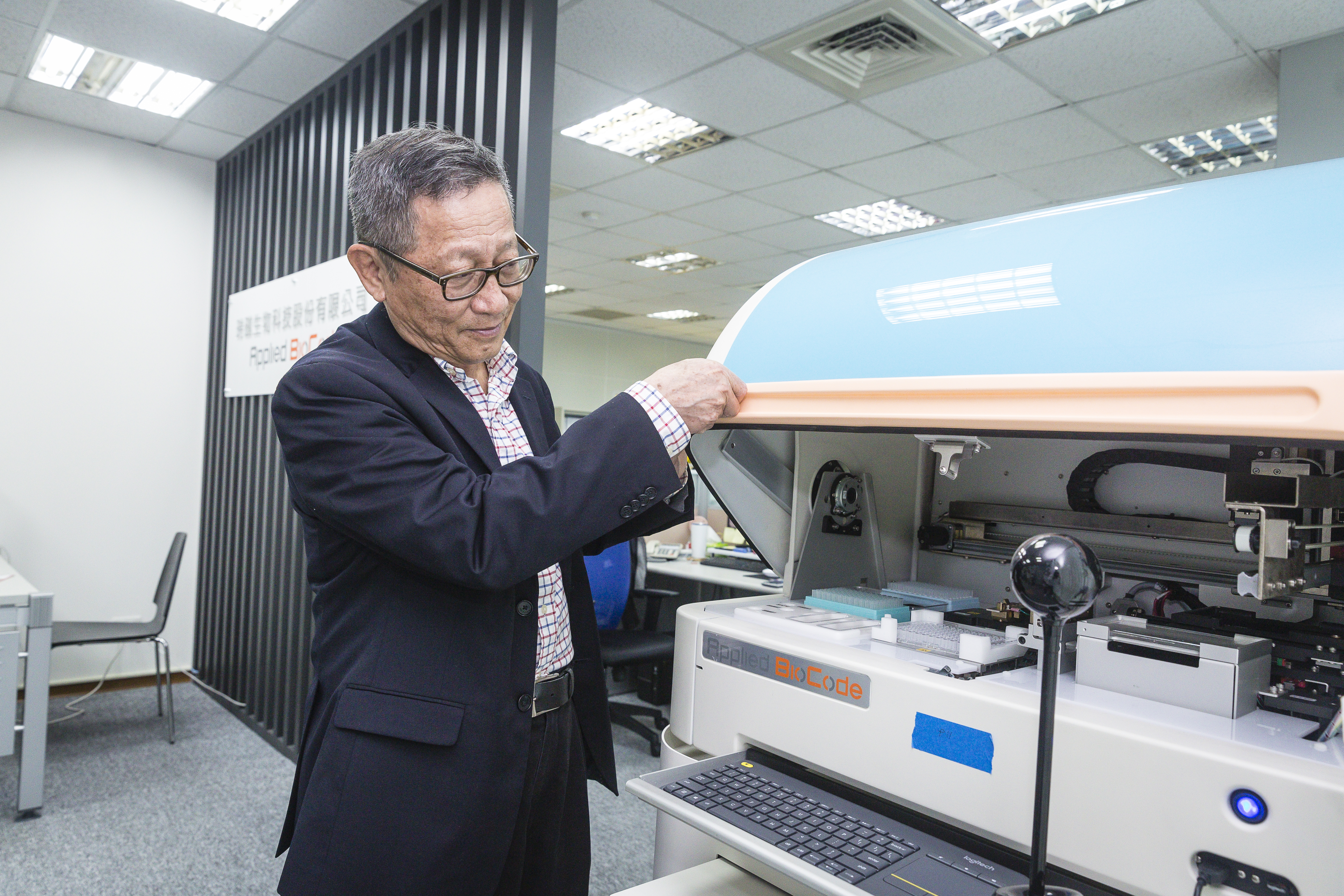 何重人設計的全自動化多元檢測系統，僅需10分鐘手動操作，節省人力並降低檢體被汙染可能性。一次可檢測94個sample，也大幅提高檢體的檢測通量，適合大型醫院及實驗室。