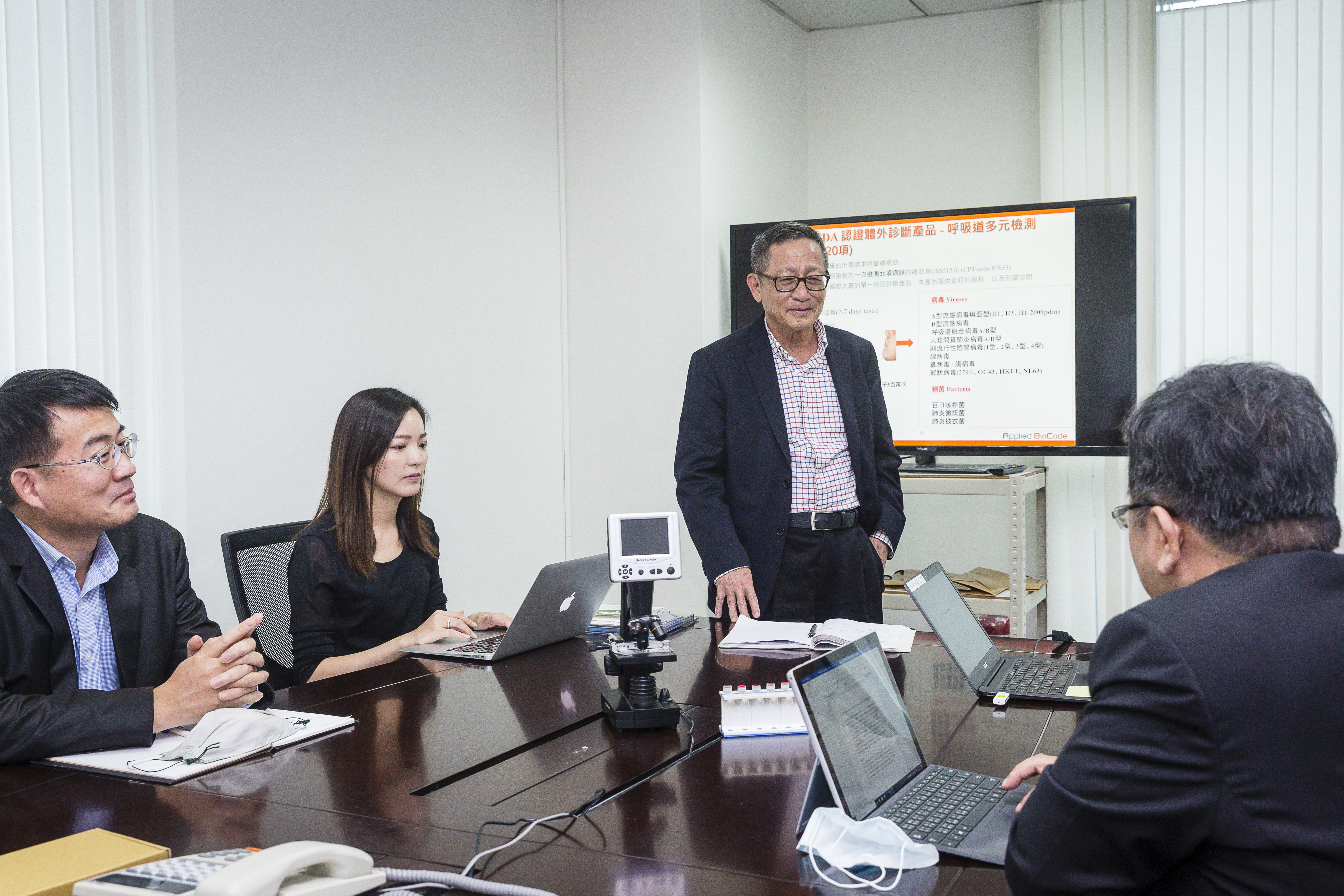 何重人經常往返台美，公司將於年中在台掛牌上市，他正與台灣分公司同仁開會，掌握進度。