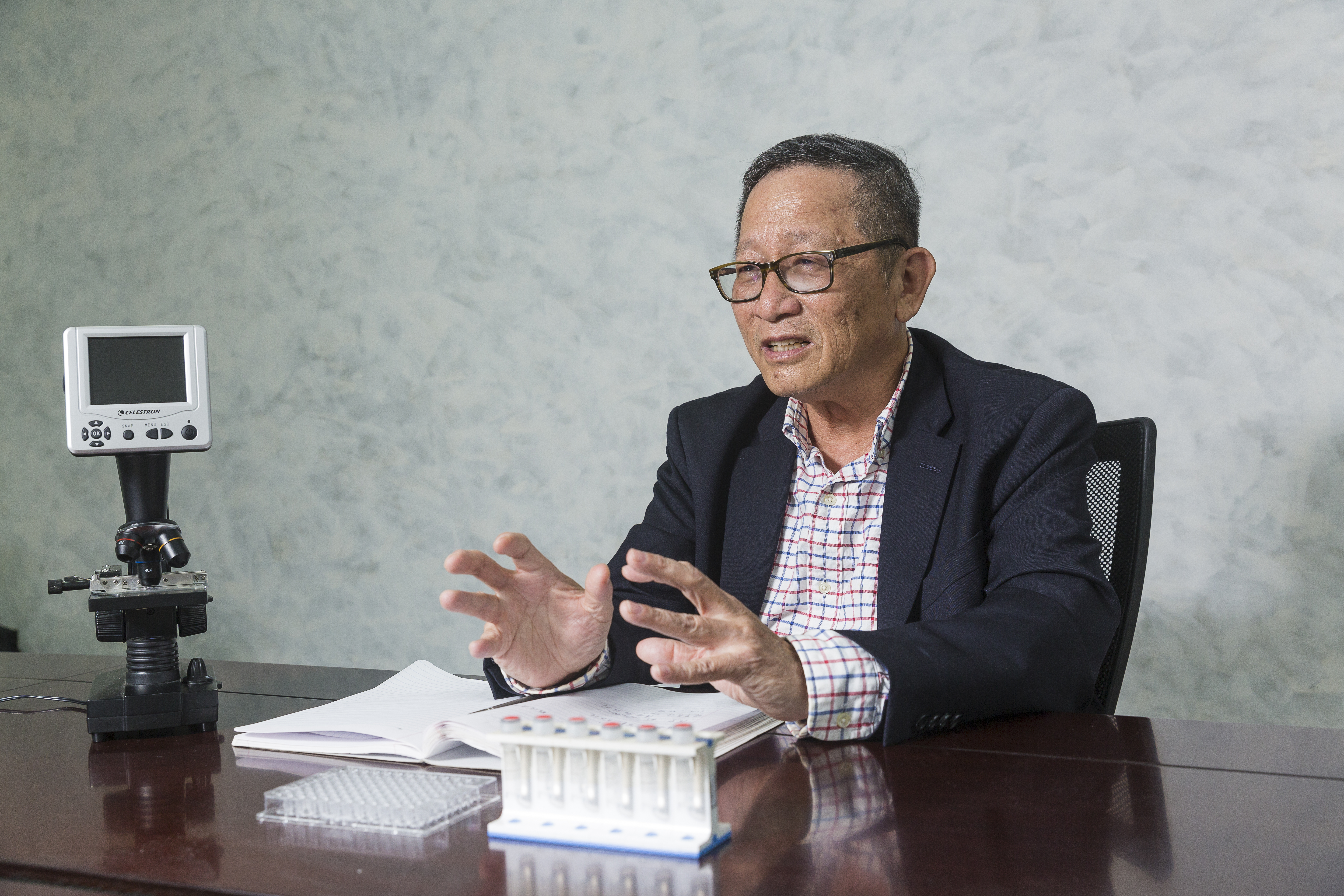 瑞磁創辦人何重人博士講解武肺篩檢各種方法。他公司生產的武肺篩劑，也將於4月在美上市。也隨時可供台灣使用。