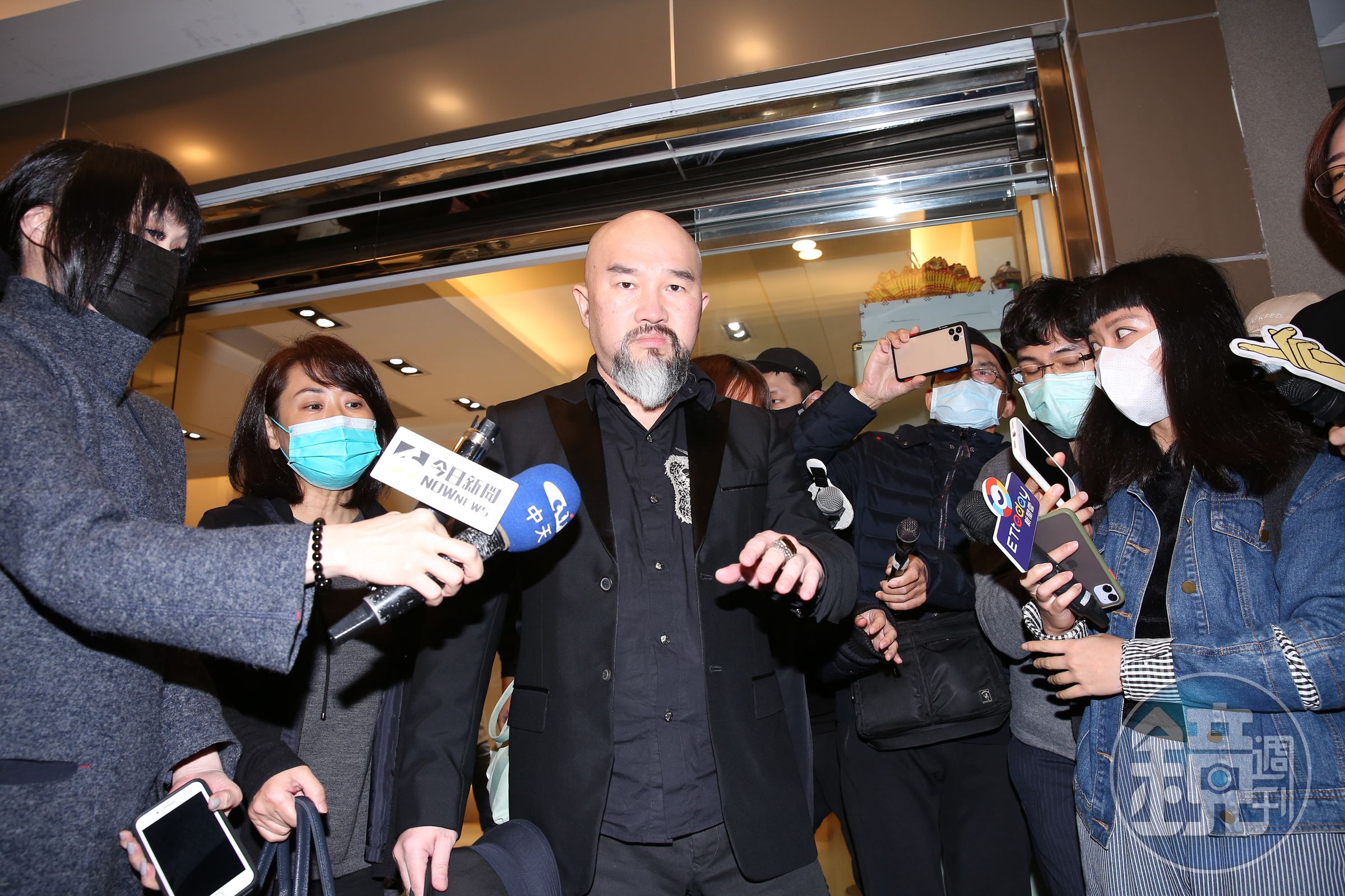 辛龍原本情緒稍微平復，但一開口就哽咽。