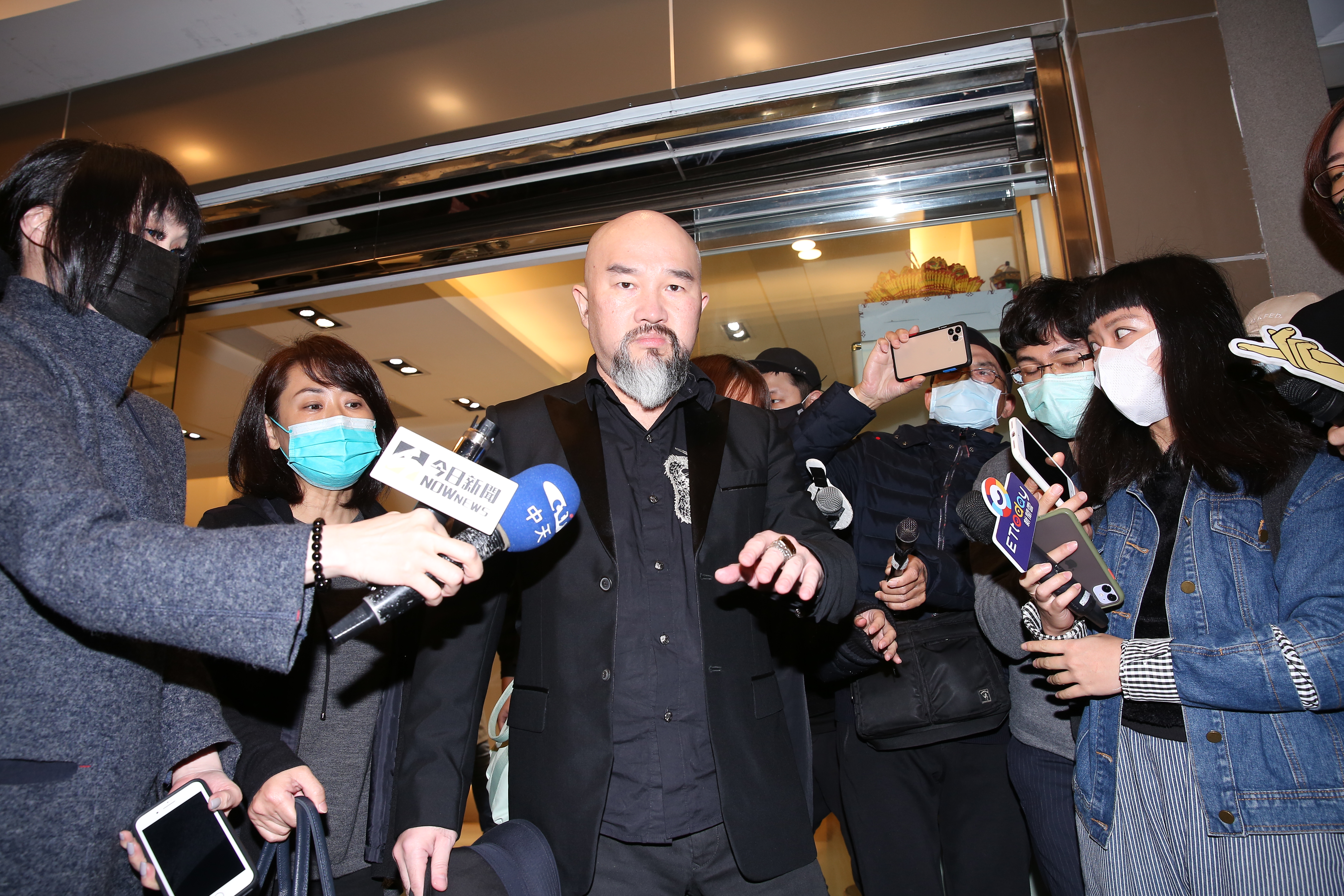 辛龍原本情緒稍微平復，但一開口就哽咽。