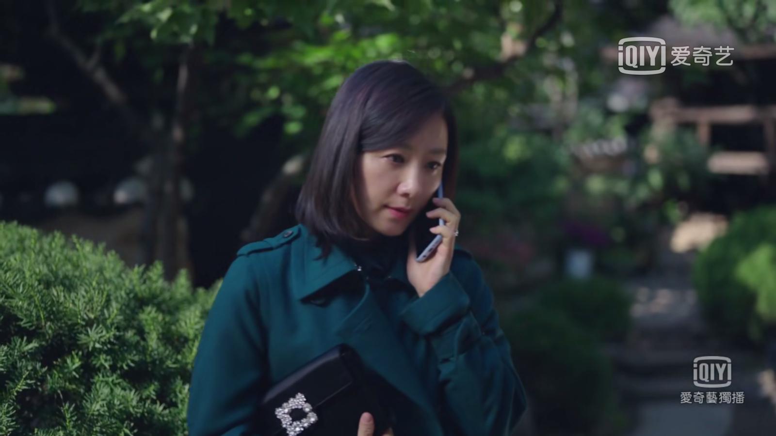 接到丈夫外遇噩耗時的金喜愛，手上正拿著Roger Vivier花鑽緞面晚宴包。（愛奇藝台灣站提供）