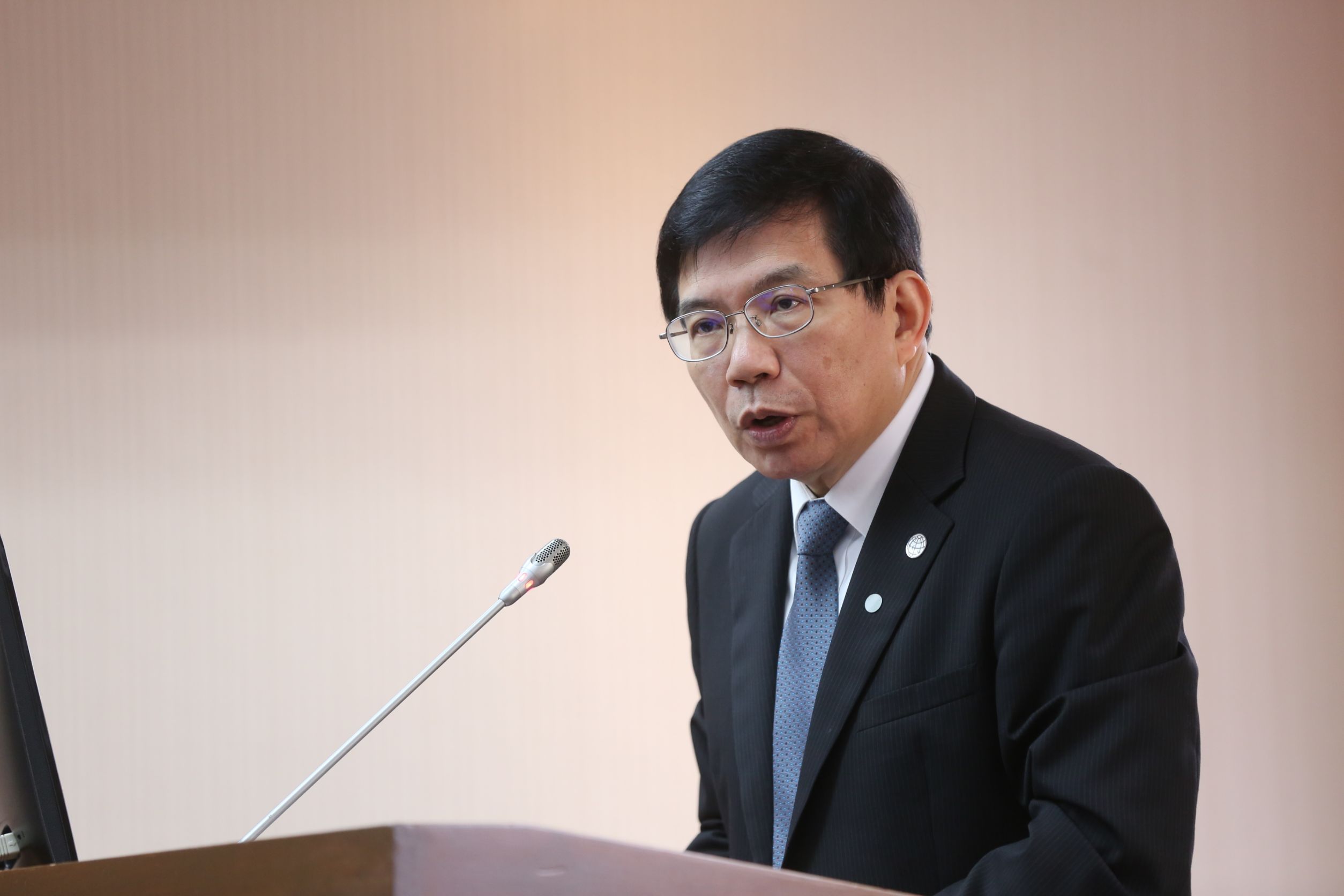 交通部次長王國材在立法院接受備詢。